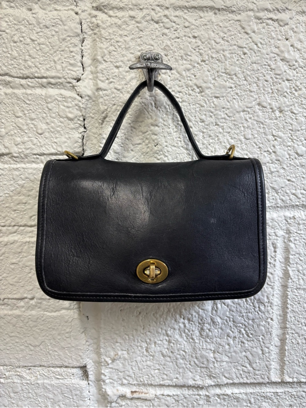 Vintage 9924 Coach Casino Black Leather Turn-Lock Shoulder Bag